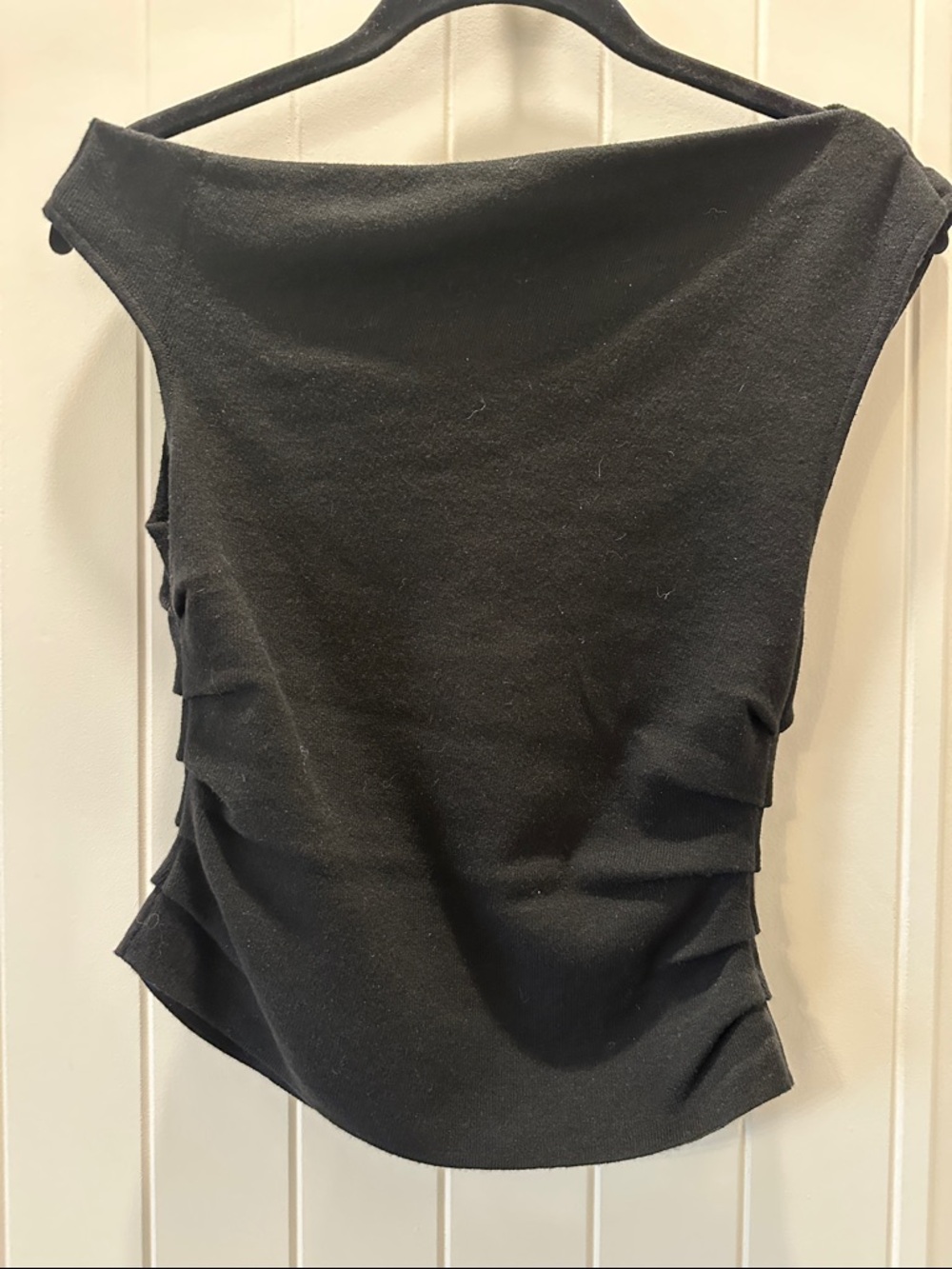 Le Lis Black Off-Shoulder Sleeveless Top - Picture 3 of 4